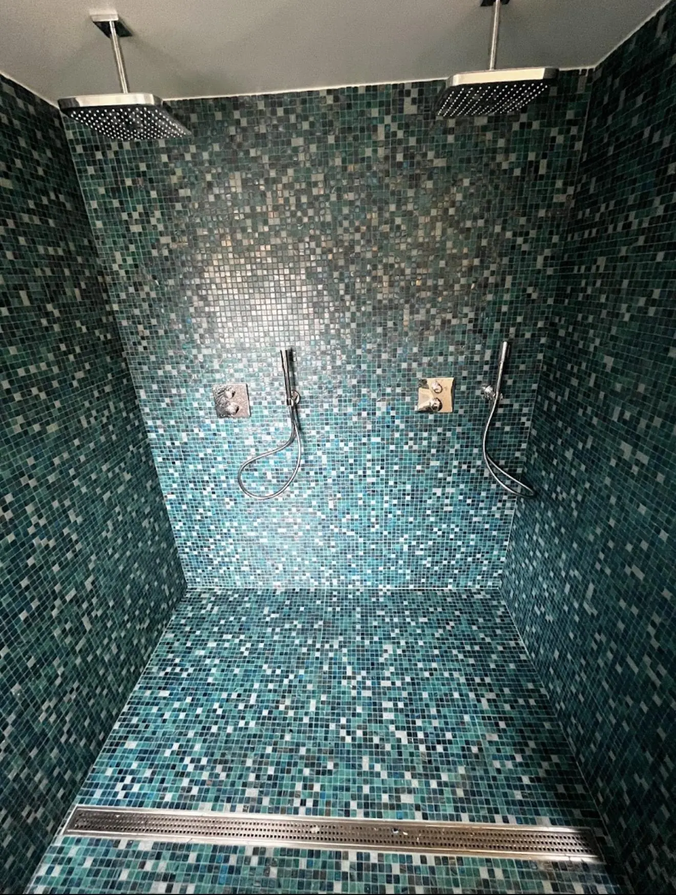 Grande douche double avec robinetterie installée par NoRi Sanitaires