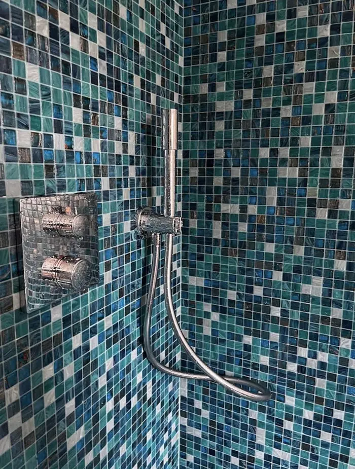 Douche en mosaïque bleue avec robinetterie thermostatique encastrée